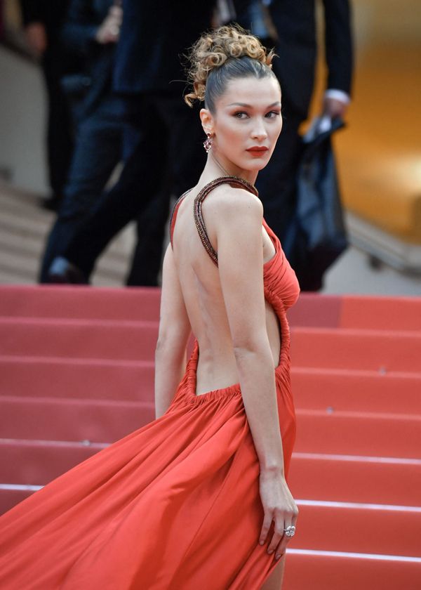 穿红裙的贝拉哈迪德凸显玲珑曲线红色自带一种无声的力量