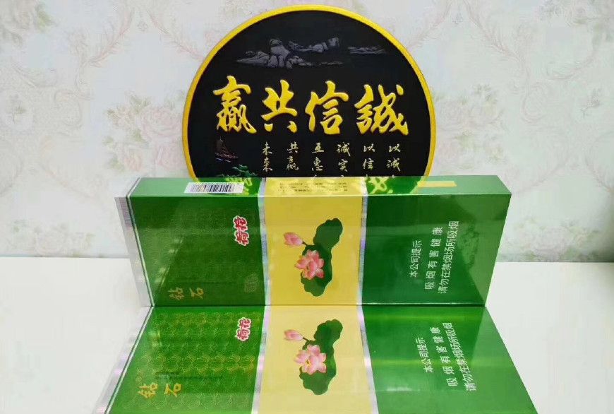 4/ 6第四款:荷花细支木盒,我们应该知道荷花香烟是钻石出品的,但是紧