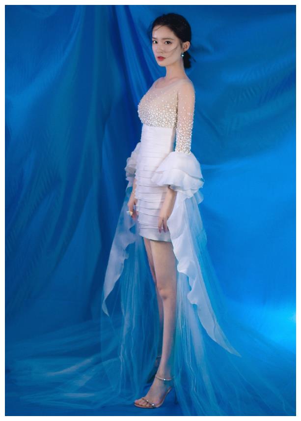 李沁被魏大勋公主抱一脸娇羞暴露小脚还意外带火芒果鞋