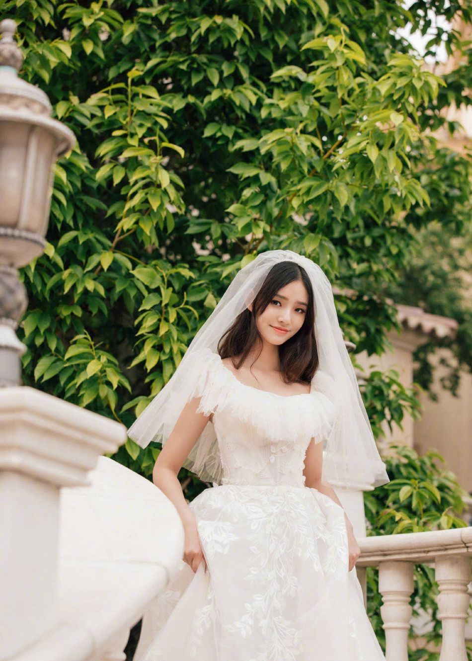 林允森系婚纱照曝光 手拿捧花温柔恬静似仙女