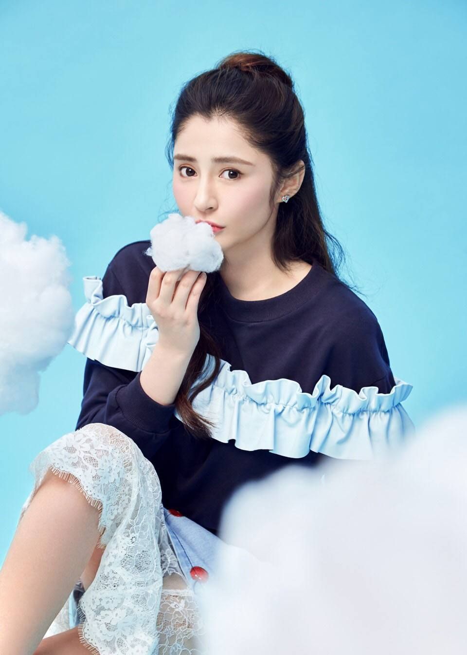 李心艾简单搭配很有大气之美焕发青春活力