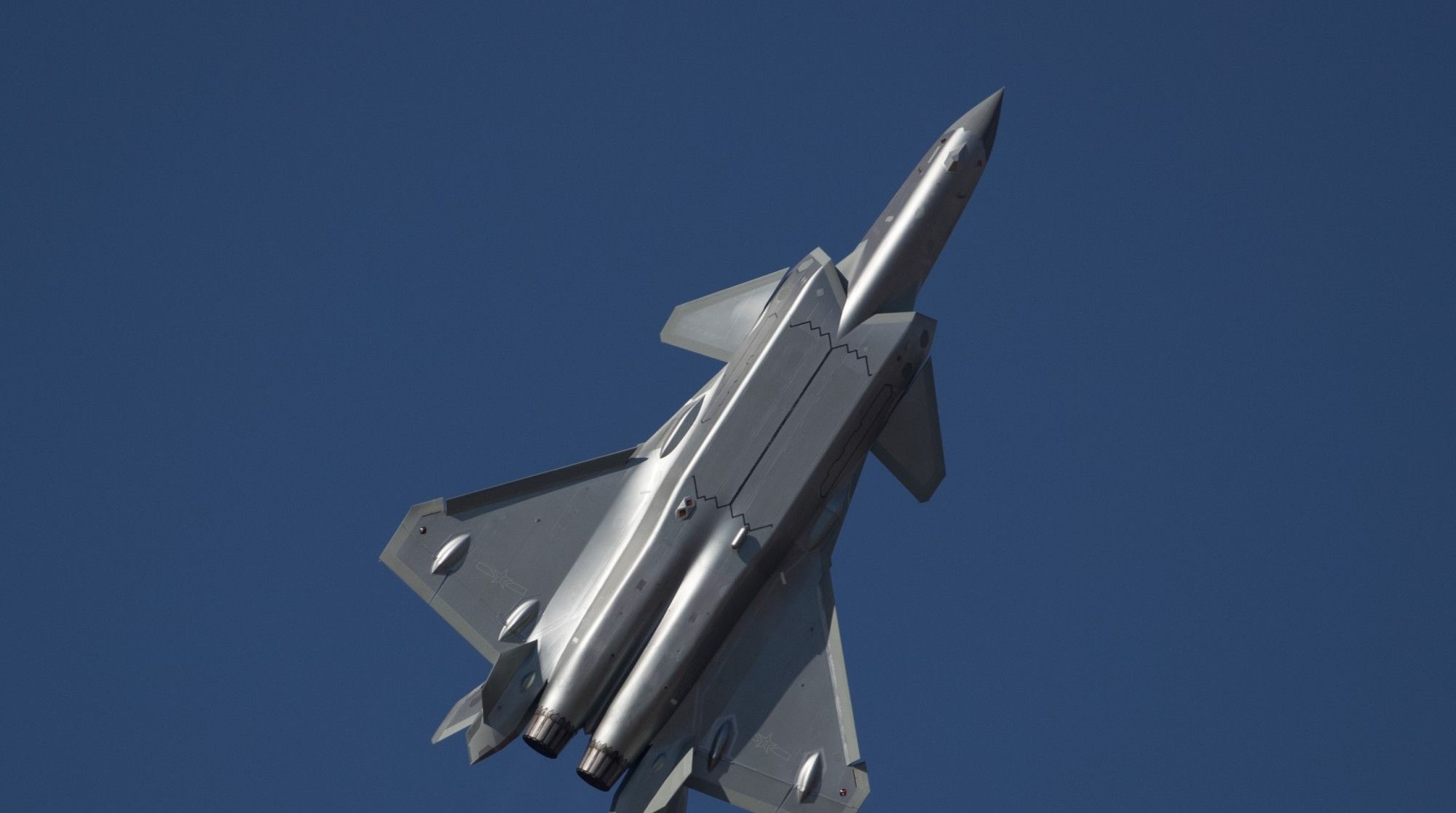 两架歼20载弹逐月机腹平滑外形优美演示多套高难度动作