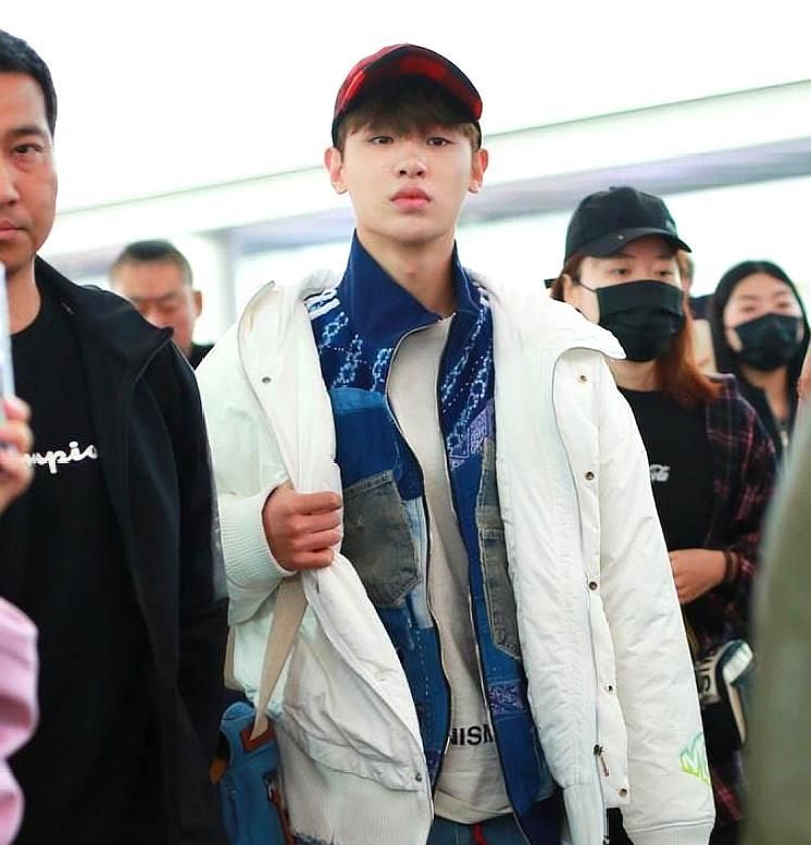 黄明昊justin素颜现身机场 头戴小红帽一脸呆萌