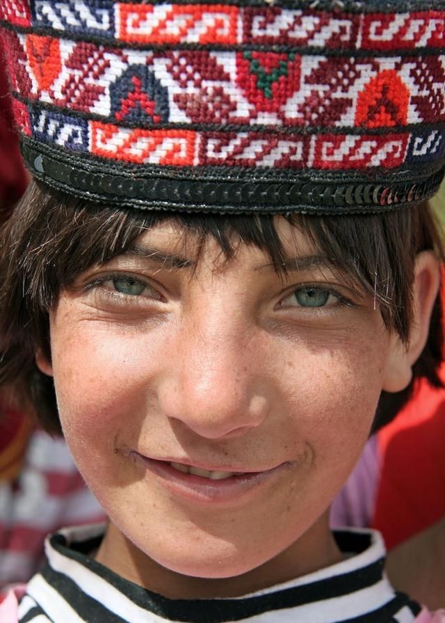 中国唯一白种人,脱了衣服和欧洲人没两样,天性快乐与世无争