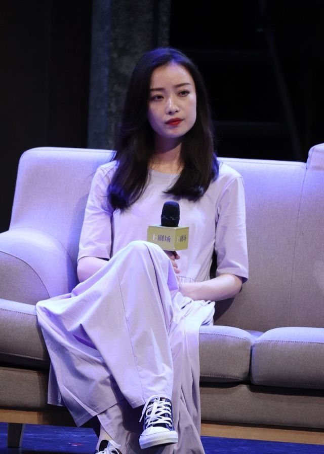 今日份的紫色妮!倪妮穿紫色长裙衬迷人气质,长直发温婉十足