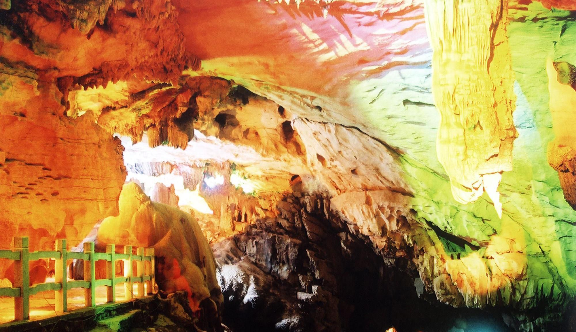 广西桂林冠岩的溶洞,广西桂林龙胜龙脊梯田