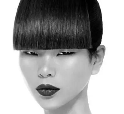 小眼睛高额头的她被无数网友吐槽丑却成为了中国第一超模