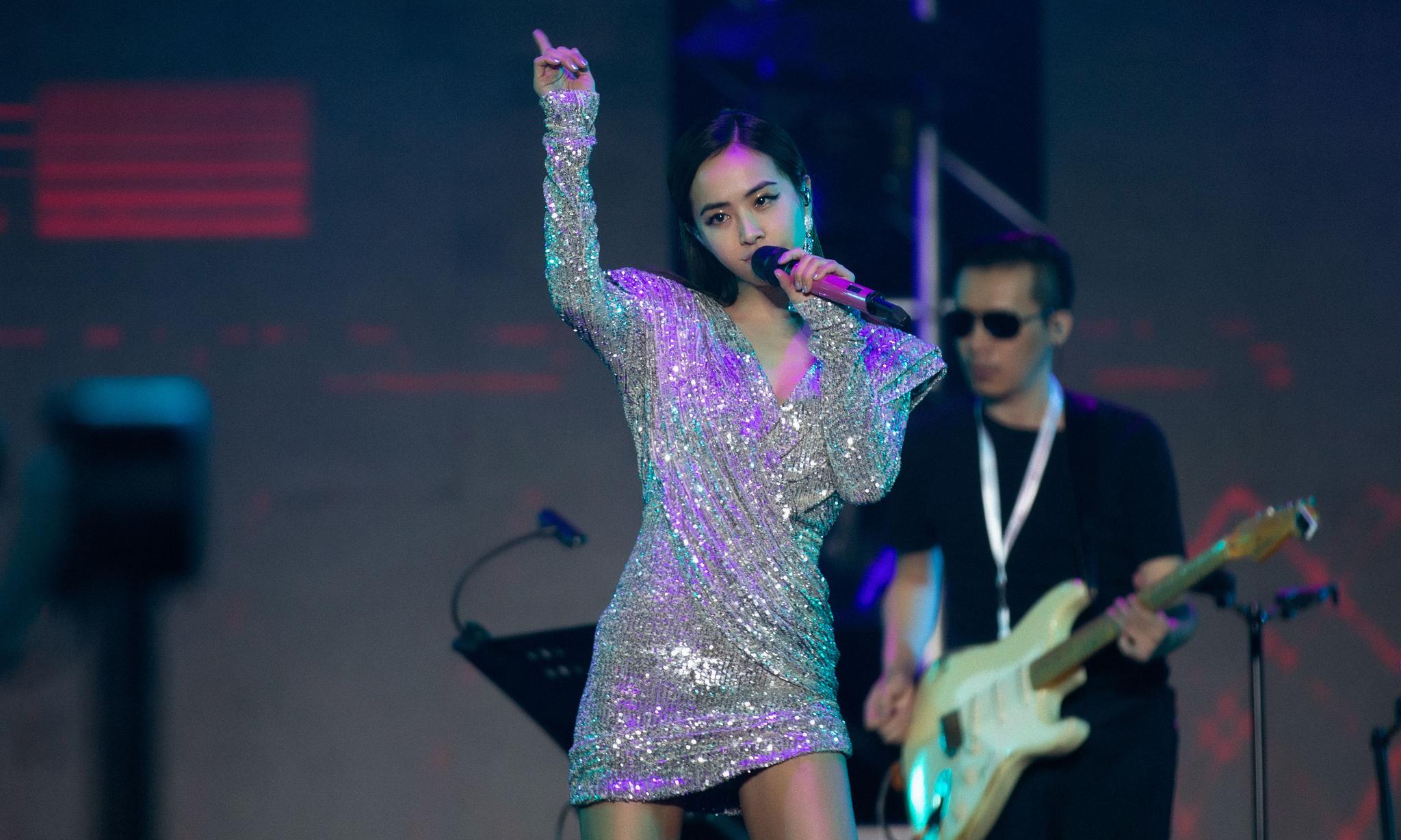 蔡依林麦田音乐节压轴献唱,一身亮色连衣短裙,巧妙地秀出大长腿