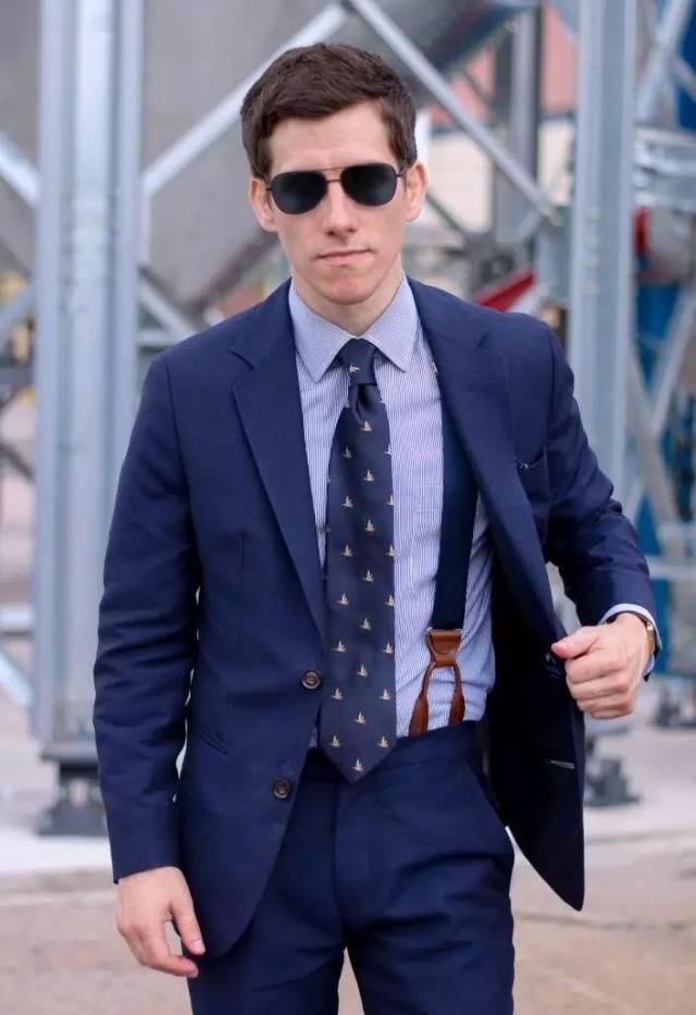 女生蓝色西装怎么搭配(蓝色西装怎么搭配)