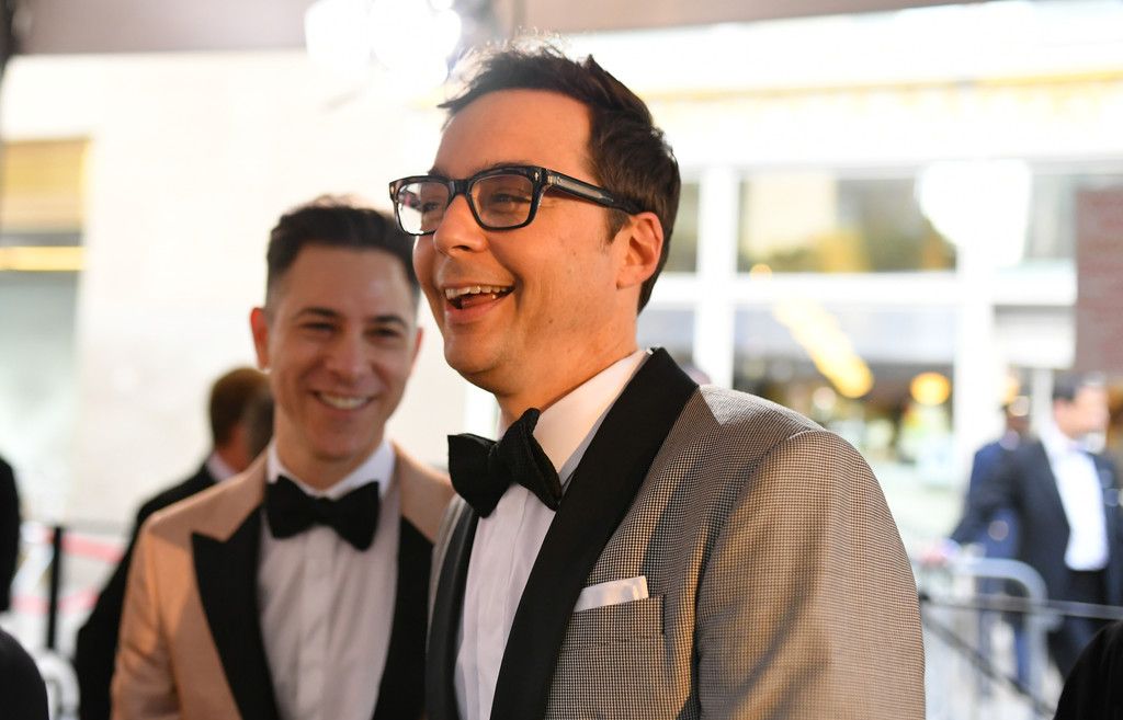 十指紧扣,jim parsons吉姆·帕森斯携男友出席第73届托尼奖晚会