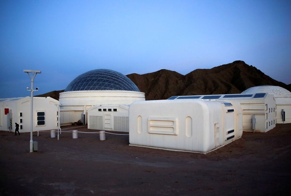 而在金昌就有个虫洞,它连接着金昌市区与中国的火星基地