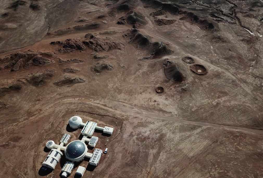 而在金昌就有个虫洞,它连接着金昌市区与中国的火星基地