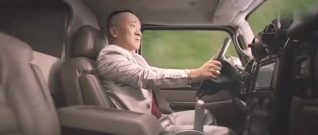 加长悍马豪车撞人,有飞贼潜入偷窃!