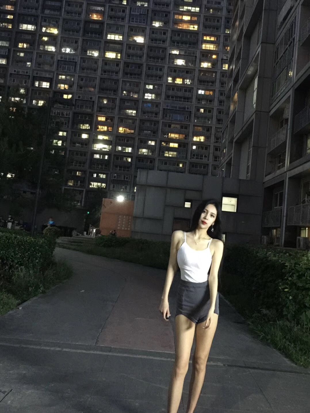 喜剧演员王满婷健身房火辣健身照曝光,魔鬼身材太完美