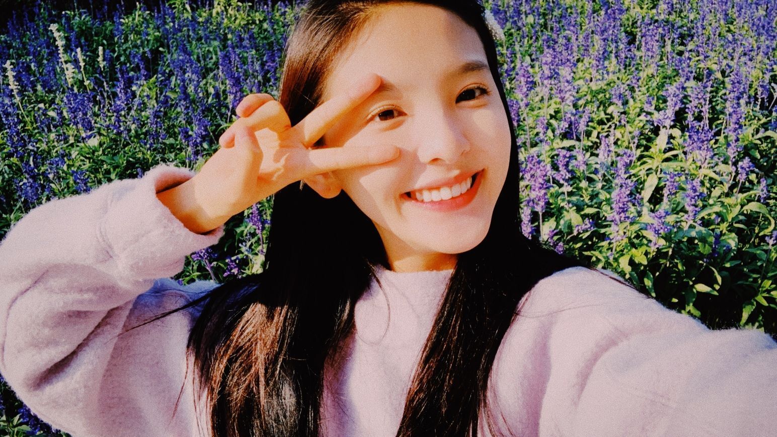 章若楠:甜美的笑容,治愈系女孩惹人爱,章若楠是你喜欢的类型吗