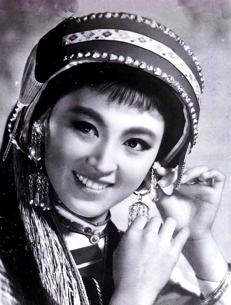 东方美人杨丽坤,14张老照片,从13岁到天命之年