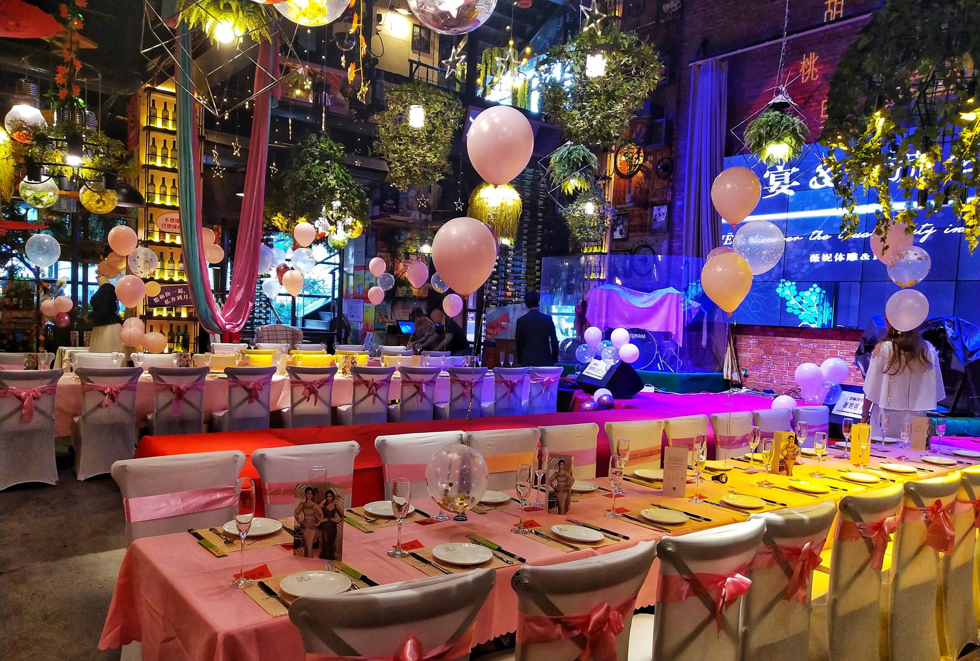 五彩斑斓的酒吧之夜,闺蜜聚会好地方,品红酒邂逅浪漫