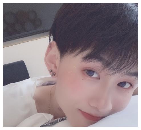 本以为王乐乐已经够帅了当他掀起刘海那一刻小狼狗秒变小奶狗