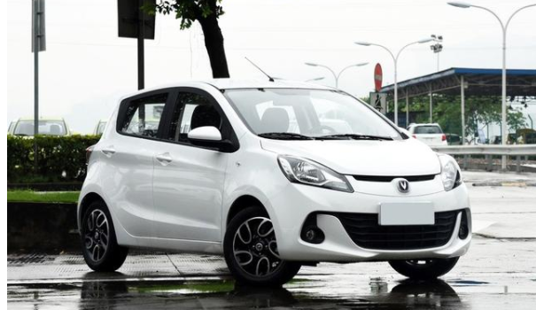 想买辆5万元左右的两厢小车,越省油越好,有什么好的建议吗?