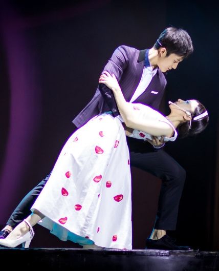 谢霆锋单臂抱,雷佳音怀中抱,张翰环臂抱,都比不过图4的搂腰抱|环臂