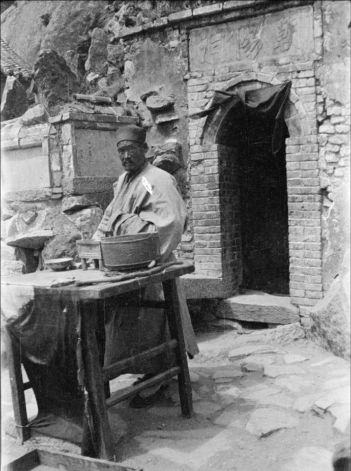 镜头下的民国僧道:图四为泰山朝阳洞道士,图六为肉身菩萨