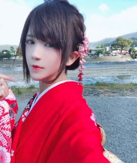 coser八犬换上女装后,这婉约的盘发,这精致的妆容,这魅惑的眼神,同样