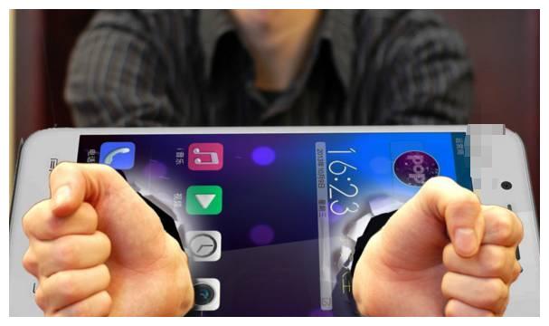 10岁男孩连续怒踹妈妈5脚，奶奶阻拦反被踢开，事发原因太普遍！休闲区蓝鸢梦想 - Www.slyday.coM