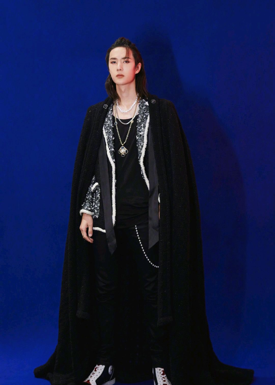 王一博的湖南卫视跨年造型chanel外套加cococrush戒指