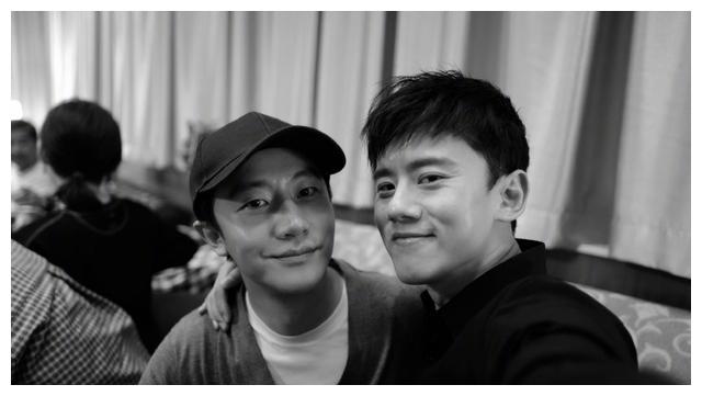 张杰参加晚会与众多明星合影,成龙也是他好友,人脉不比谢娜差了