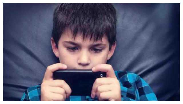 10岁男孩连续怒踹妈妈5脚，奶奶阻拦反被踢开，事发原因太普遍！休闲区蓝鸢梦想 - Www.slyday.coM