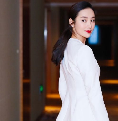 35岁的吕一颜值依旧爆表,一身白色西服尽显霸气,美得刮目相看