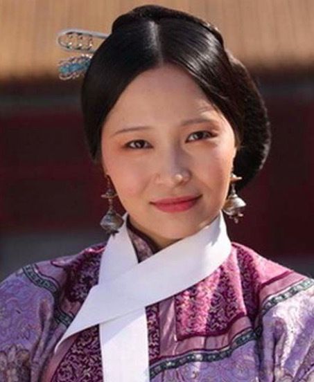 剪秋的扮演者名叫杨凯淳,今年32岁的她,简直太有气质了!