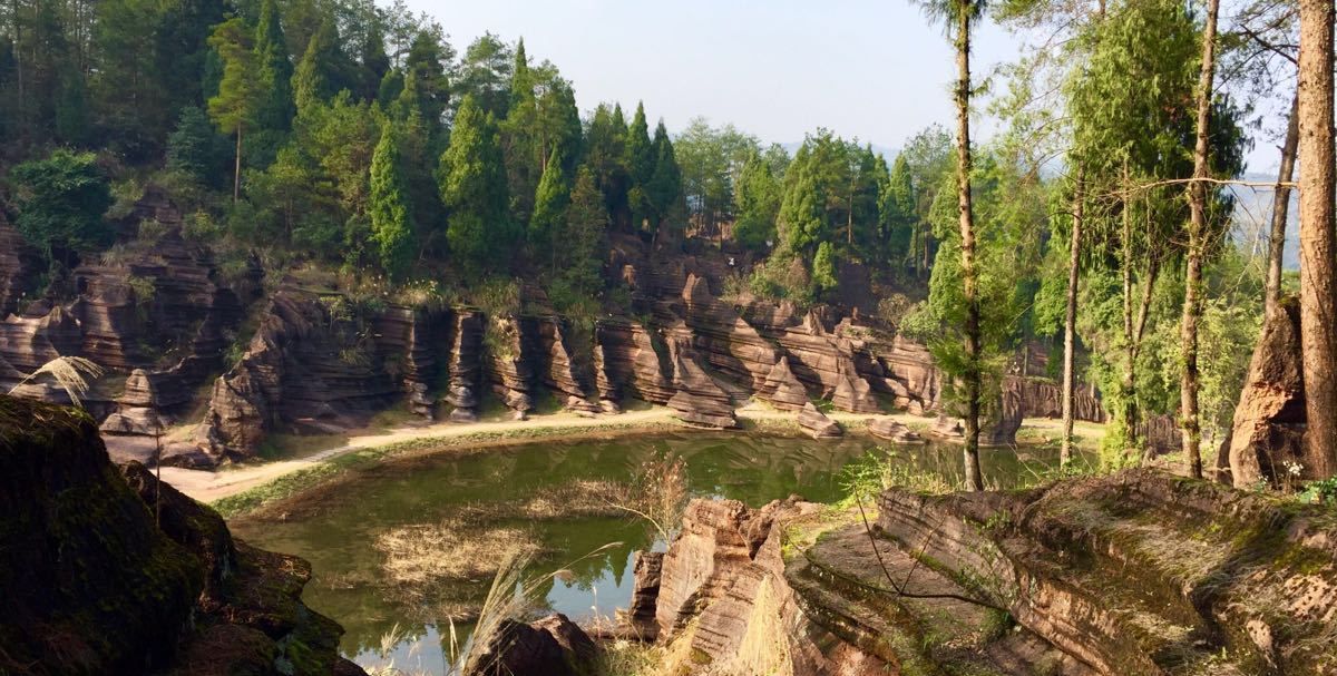 6 红石林景区位于新密市尖山风景区管委会的尖山村和牛心石村,景区