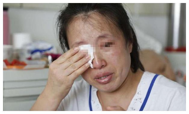 10岁男孩连续怒踹妈妈5脚，奶奶阻拦反被踢开，事发原因太普遍！休闲区蓝鸢梦想 - Www.slyday.coM