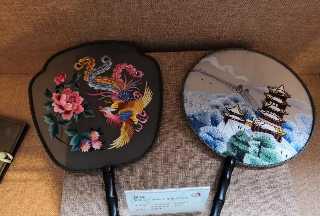 "火辣"的汉绣 艳而不俗直追四大名绣|凤凰|九头鸟|粤绣_新浪新闻