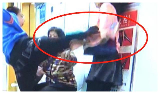 10岁男孩连续怒踹妈妈5脚，奶奶阻拦反被踢开，事发原因太普遍！休闲区蓝鸢梦想 - Www.slyday.coM