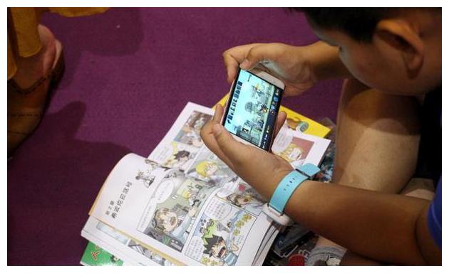 10岁男孩连续怒踹妈妈5脚，奶奶阻拦反被踢开，事发原因太普遍！休闲区蓝鸢梦想 - Www.slyday.coM