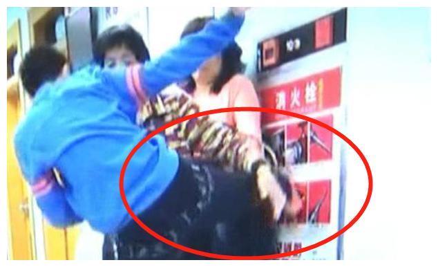 10岁男孩连续怒踹妈妈5脚，奶奶阻拦反被踢开，事发原因太普遍！休闲区蓝鸢梦想 - Www.slyday.coM