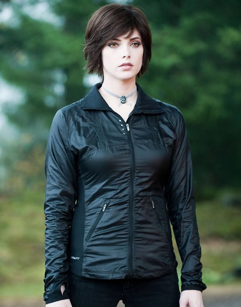 暮光之城里爱丽丝最美的4套衣服 婚礼上的紫色礼服很惊艳