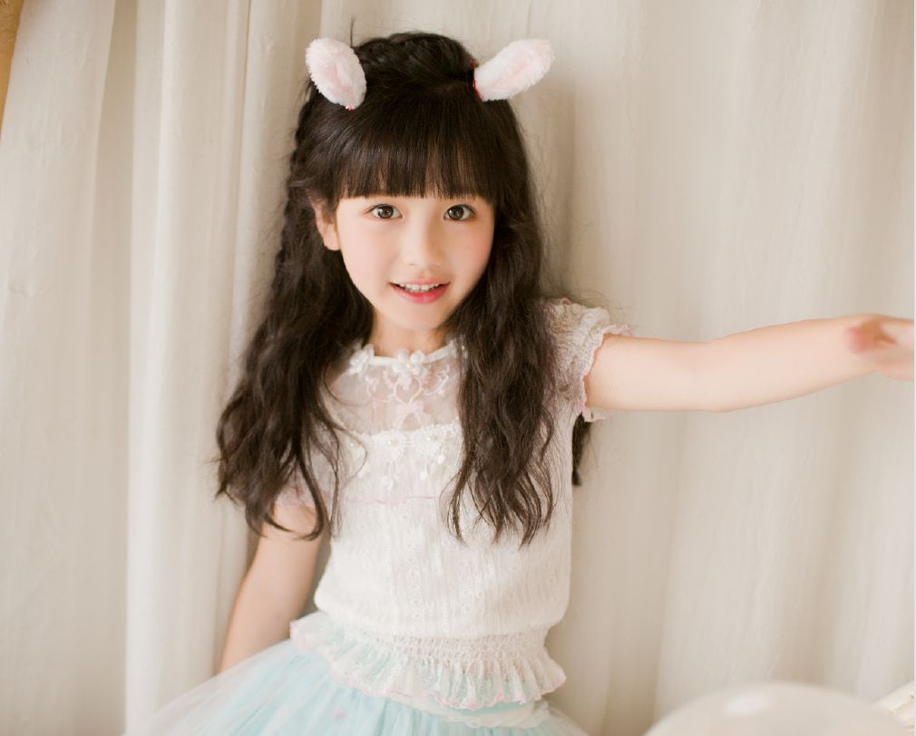 裴佳欣遇上陆尓豪女儿同样是9岁差距不是一点点