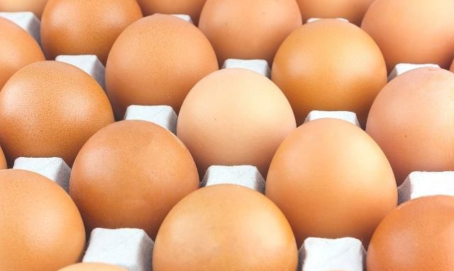 鸡蛋是椭圆形的表面很光滑