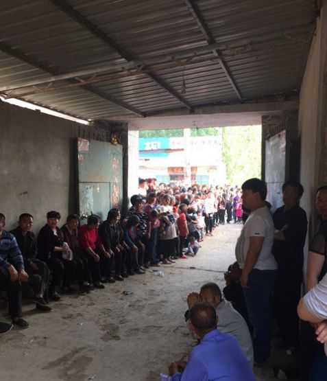 直击福娃邓鸣贺墓地现状6岁上春晚9岁去世墓上长满杂草心酸