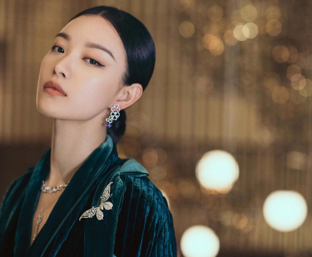 倪妮墨绿金丝绒套装典雅大方慵懒不失霸气妆容精致女神范十足