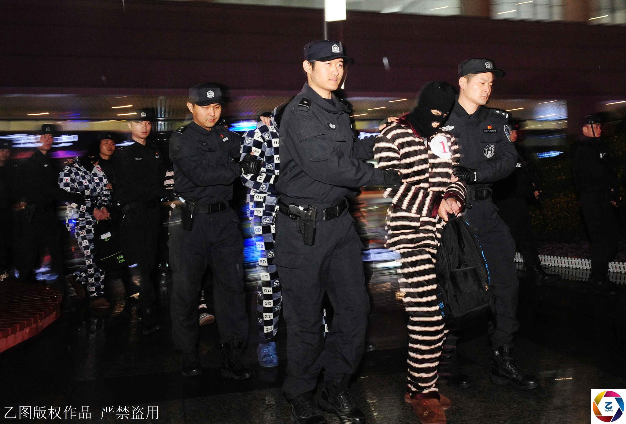 警方跨国押运22名网络诈骗犯,从酷热到严寒,每人发棉睡衣驱寒