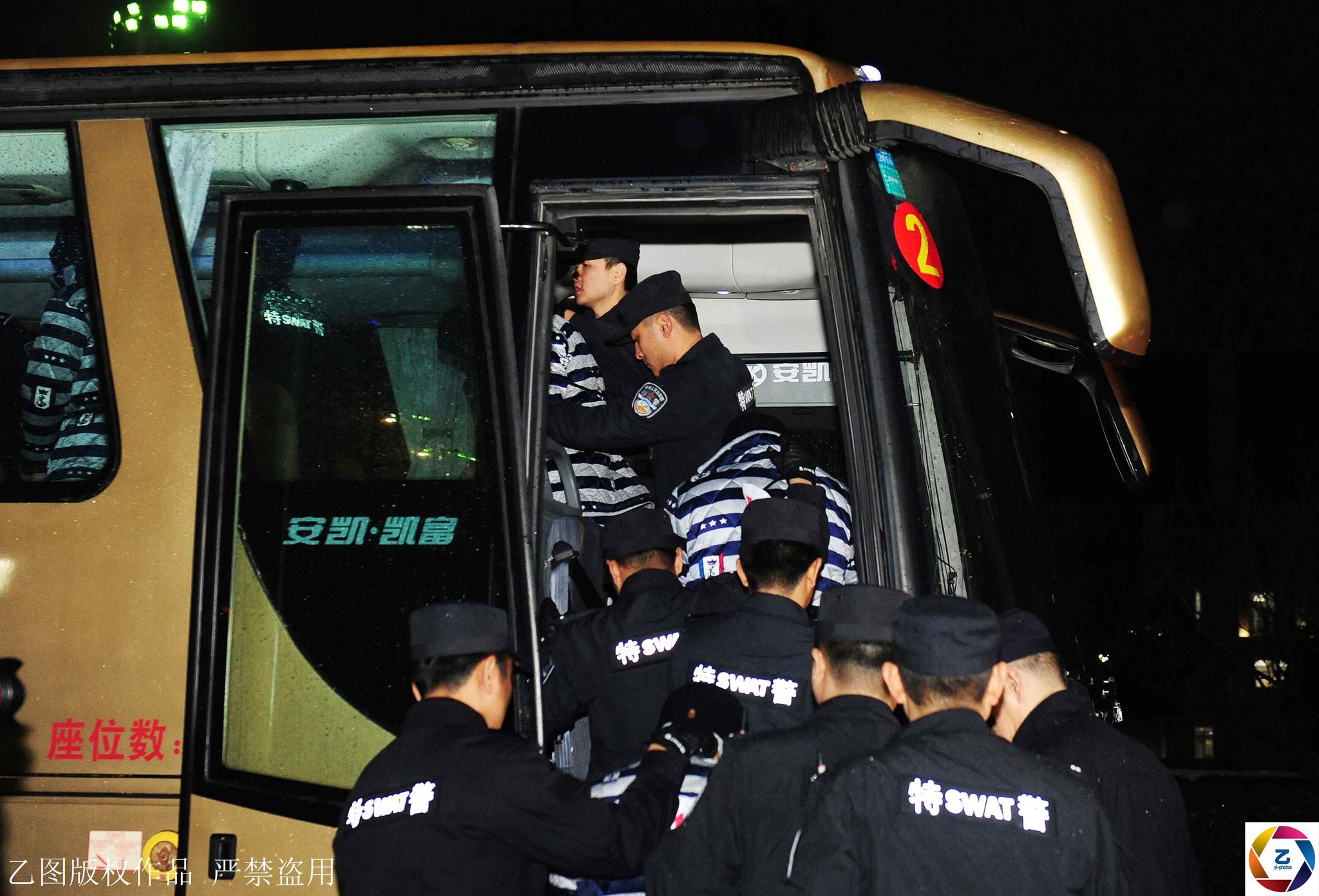 警方跨国押运22名网络诈骗犯,从酷热到严寒,每人发棉睡衣驱寒