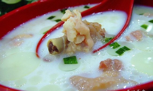 牛乳蒸羊羔,《红楼梦》第四十九回写道:一时众姊妹来齐,宝玉只嚷饿了