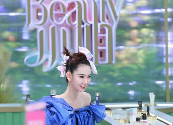 戚薇颈肩线太完美了,一字肩蓝纱裙大秀直角肩,真是气质满分