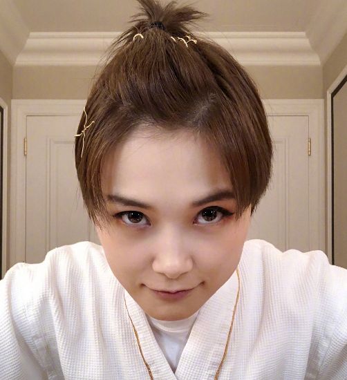 李宇春终于改变了,扎了个小揪揪少女感十足,像极了小姑娘