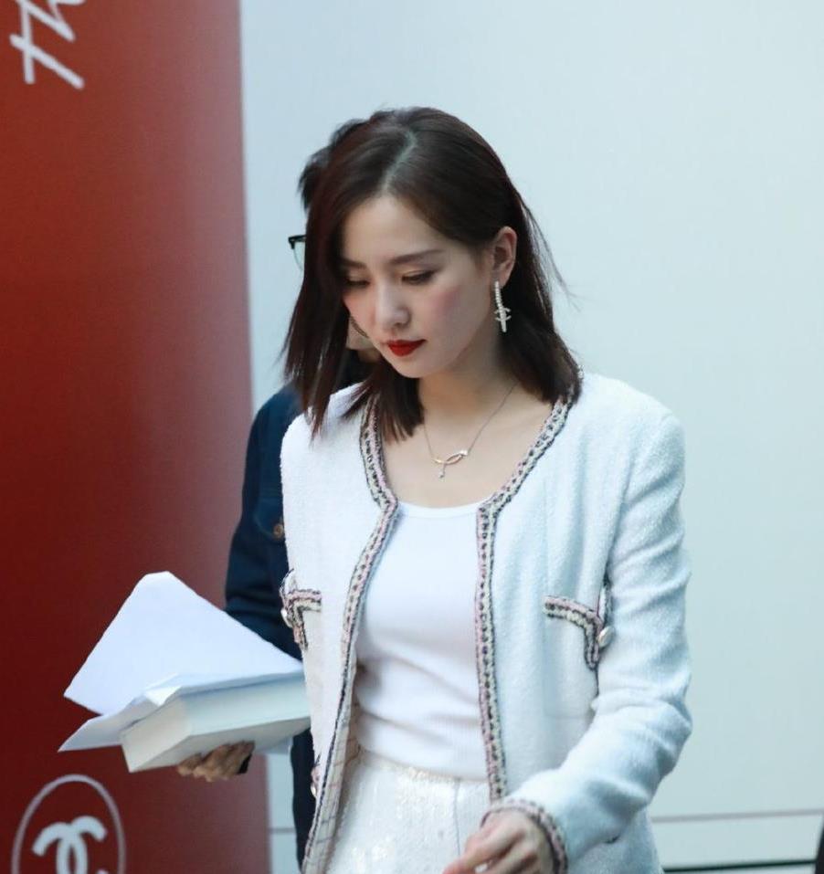 32岁刘诗诗产后状态佳,穿全身白装扮也高级,气质拿捏得很准