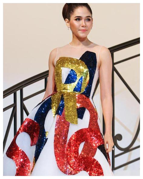 泰国女神香波现身戛纳, 同框何穗无压力, 蛋糕裙造型比范冰冰美?